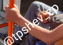 Играющегося с гранатой мужчину сняли на видео в запорожском трамвае 