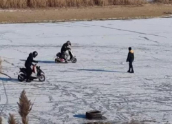 Опасное развлечение на льду сняли на видео в городе Запорожье