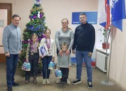 Девочке из прифронтового Токмака подарили планшет