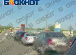 Огромную очередь за канистрой бензина показали в Мелитополе