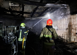 Пожарные ликвидировали крупный пожар на крыше дома в Запорожье