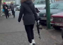 Жительница Запорожья напугала горожан автоматом и попала на видео