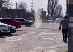 Возникший средь бела дня смерч попал на видео в Запорожье 