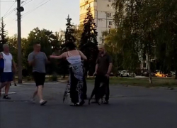 В Запорожье толпа из мужчин и женщин устроила уличные бои