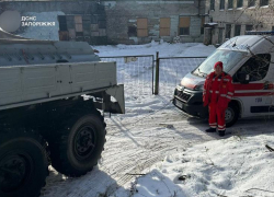 Машина скорой помощи оказалась в ледяной ловушке в Запорожье