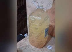 «Как готовить еду?»: жительница Токмака показала мутную воду из-под крана