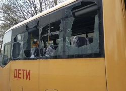 Школьный автобус поврежден после атаки ВСУ по зданию магазина в Каменке-Днепровской