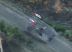 Штурм позиций ВСУ на трофейной американской бронемашине с флагом США попал на видео в Малой Токмачке