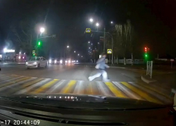 Появилось видео, как ребенок чуть не попал под машину в Мелитополе