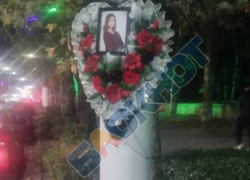 Цветы возле траурного венка на месте смертельного ДТП с 15-летней Лизой исчезли в Мелитополе