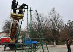 Приморск начали украшать к Новому году