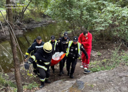 В Запорожье рыбак упал в реку и почти час звал на помощь