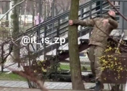 Ловившего сигналы из космоса солдата ВСУ сняли на видео в Запорожье