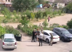 В Запорожье сотрудники ТЦК силой вытащили парня из машины прямо на парковке