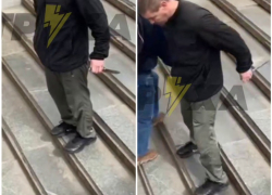 На видео сняли, как размахивающий ножом мужчина напугал Запорожцев