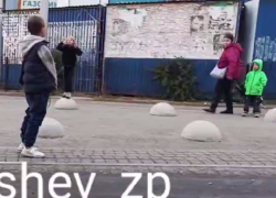На видео сняли, как запорожские дети заплевали прохожих