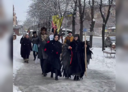 Парад демонов и ангелов сняли на видео посреди улицы Сталеваров в Запорожье