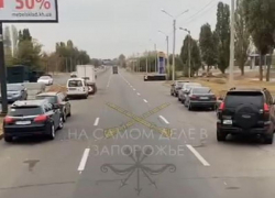 Почему десятки машин внезапно опустели в одном месте на дороге в городе Запорожье