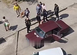 Женщины в Запорожье отбили разыскиваемого ТЦК парня у полиции