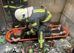 Мужчина упал в подвал на глубину трех метров в Запорожье