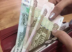Чиновникам Васильевского округа резко снизили зарплаты до 49 000 рублей без объяснения причин