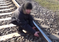 Житель Токмака показал на видео, как собирался взорвать железную дорогу