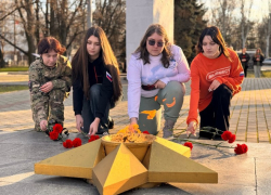 Молодые запорожцы почтили память защитников Сталинграда в Мелитополе 