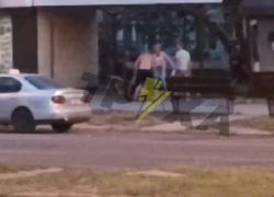 Появилось видео, как толпа запорожцев отпинала мужчину на остановке 