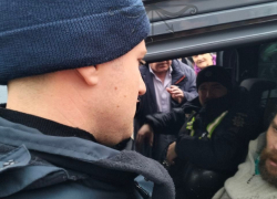 В Запорожье военкомы ворвались в церковь во время раздачи гуманитарки малоимущим  