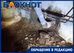 «Фекалии текут водопадом»: дом в Мелитополе месяц затапливает канализацией
