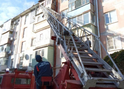 Трёхлетнюю малышку, запертую дома одну, спасли запорожские сотрудники МЧС