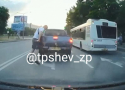 Появилось видео, как мужчина перебежал дорогу и бросился на машину в Запорожье