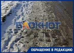 «Приходится идти по дороге»: жительница пгт Мирное обратилась к властям из-за отсутствия тротуаров