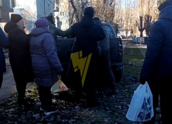 Военкомы скрутили мужчину средь бела дня в Запорожье, женщины не смогли его отбить