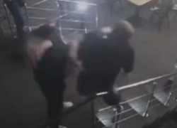 Неадекватный мужчина жёстко побил работницу одного из баров в центре Запорожья