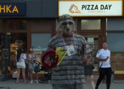 Проводящего обряд шамана в пугающей маске сняли на видео в Запорожье