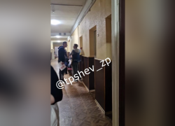 Перепалка доктора и пьяного пациента в коридоре больницы попала на видео в Запорожье