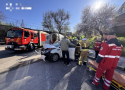 Запорожца деблокировали из въехавшей в дерево Кіа