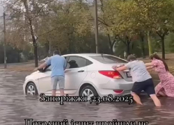 «Машины уходят под воду»: почему улицы Запорожья парализовало после мощного ливня