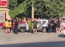 Появилось видео, как полицейский толкнул девушку под машину во время массовой драки в Запорожье