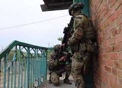 Тайную экстремистскую библиотеку ВСУ показали росгвардейцы в Запорожской области