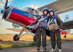 Подростки из Запорожской области прыгнули с парашютом впервые в жизни