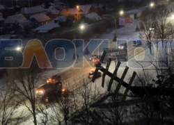 Появились кадры, как коммунальщики чистят от снега дороги в Мелитополе