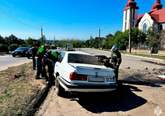 В МЧС показали фото с места жуткой аварии с двумя пострадавшими в Бердянске