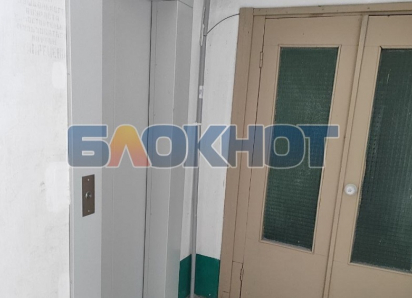 «Ходим пешком»: новые лифты перестали работать в многоэтажках Днепрорудного