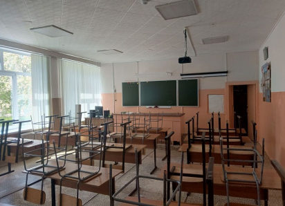 «Детям не дают учиться»: родители потребовали открыть новую школу в Днепрорудном