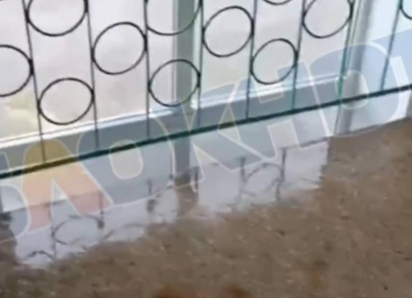 «Затопило два этажа»: в крупнейшей школе села Водяное не починили сорванную ураганом крышу