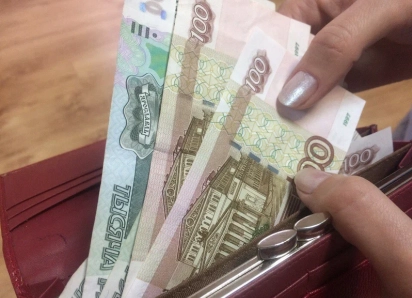 Чиновникам Васильевского округа резко снизили зарплаты до 49 000 рублей без объяснения причин