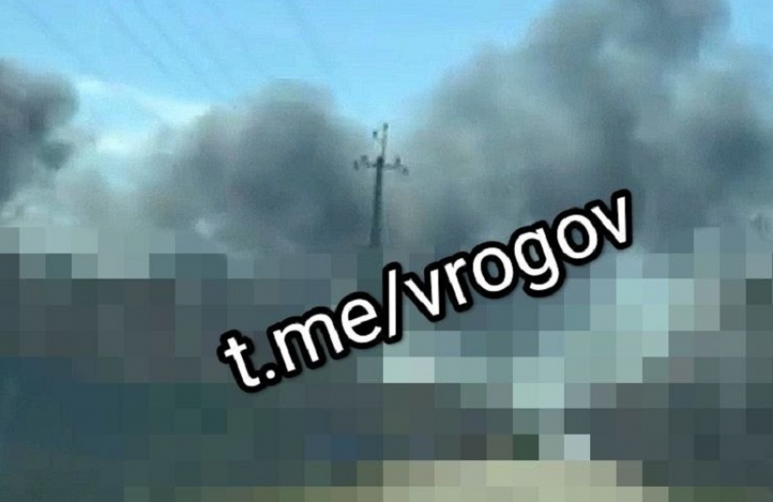 Гигантский столб дыма в Акимовке попал в кадр после удара дрона ВСУ