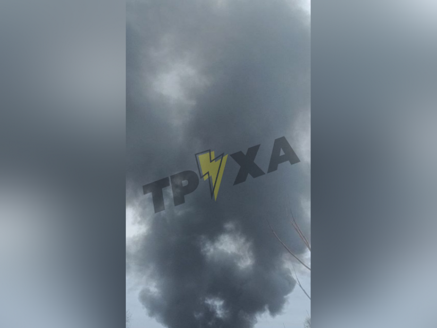 Столб дыма поднялся в небо после серии взрывов в Запорожье